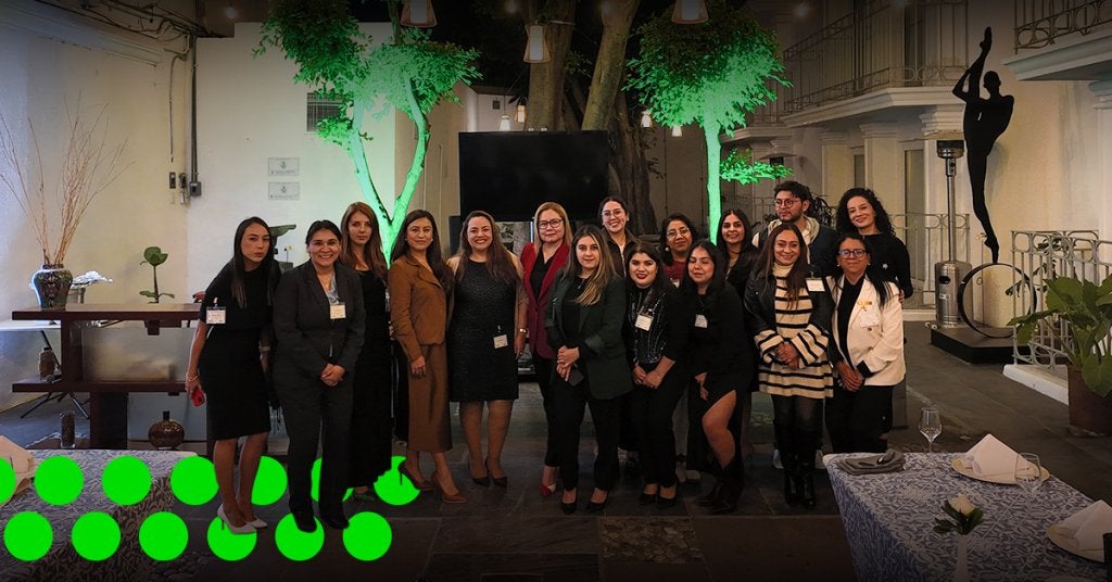 Equipo de FCM Meetings & Events y asistentes corporativos reunidos en el patio del Presidente Intercontinental Puebla durante una experiencia gastronómica.