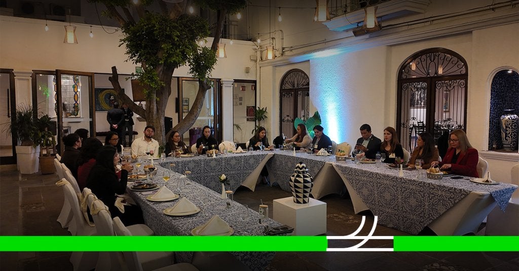 Asistentes corporativos disfrutando de la cena y degustación de tapas en el evento organizado por FCM y Grupo Presidente en Puebla.