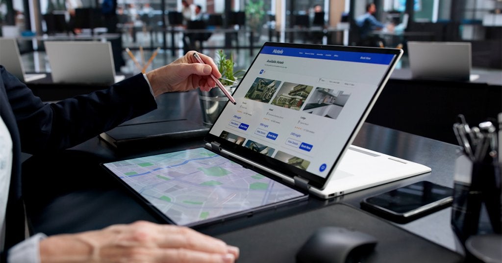 Profesional revisa opciones de hospedaje corporativo y tarifas hoteleras desde una plataforma digital de reservas.