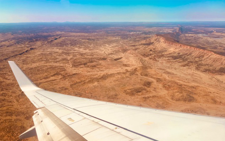 fcm-au-hw-uluru-famil-plane-window-view
