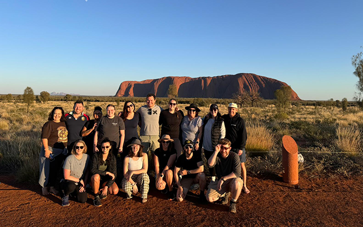 fcm-au-uluru-famil-main