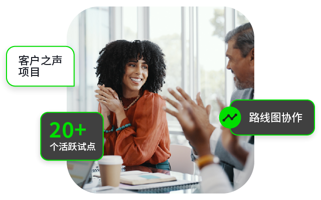 Two coworkers chat over coffee in a sunlit office, overlaid with green Chinese text graphics.