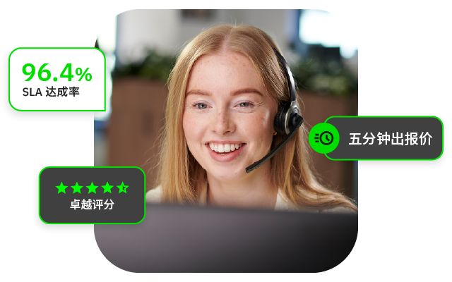 一位微笑的年轻女性戴着耳机，坐在电脑前。
