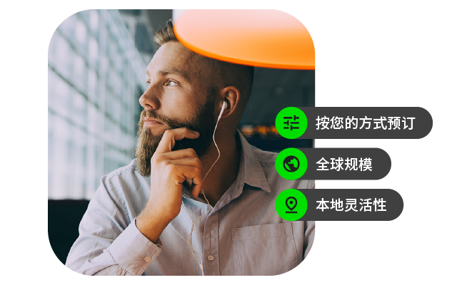 一位男性坐在窗边，沉思，耳朵里戴着耳机。