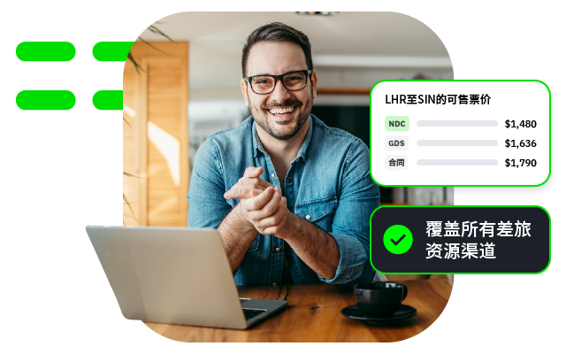 一位戴眼镜的男性微笑着坐在桌前，旁边有一台笔记本电脑。