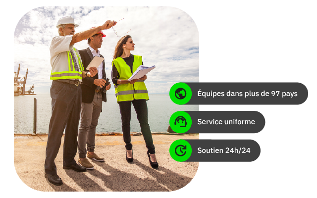 Trois professionnels en chantier discuttant près de l'eau, portant des gilets réfléchissants.