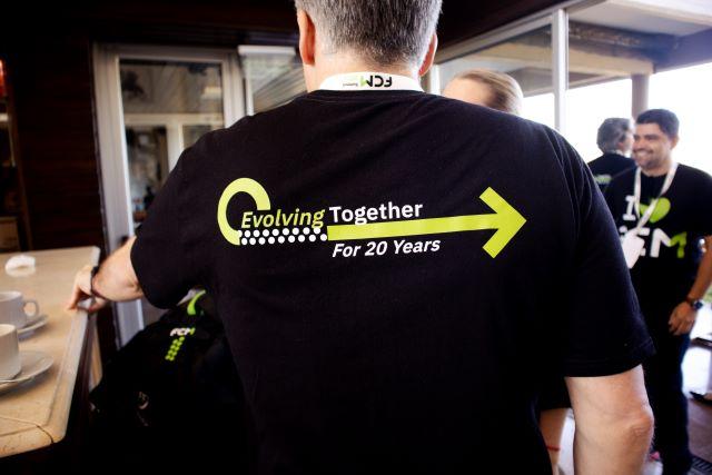 Persona de espalada con playera evolving together