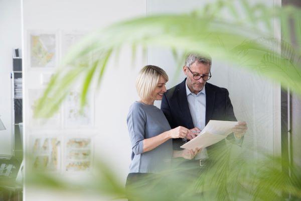 personas mirando una tableta