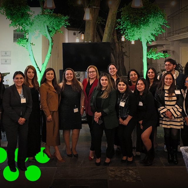 Equipo de FCM Meetings & Events y asistentes corporativos reunidos en el patio del Presidente Intercontinental Puebla durante una experiencia gastronómica.
